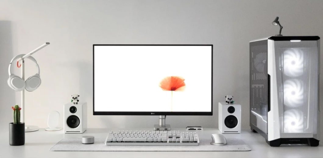 3 Minimalist Desk Setups minimalist desk setup pic opt